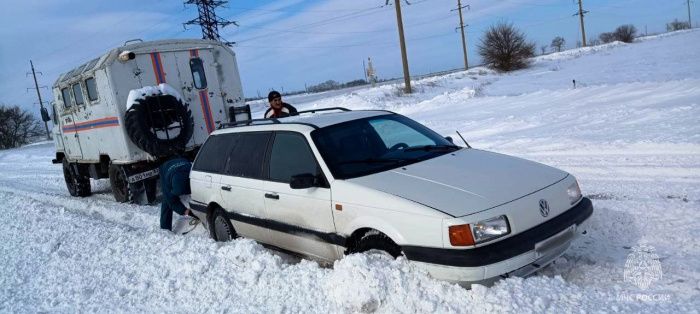 В Крыму эвакуировали 22 автомобиля из снежного плена