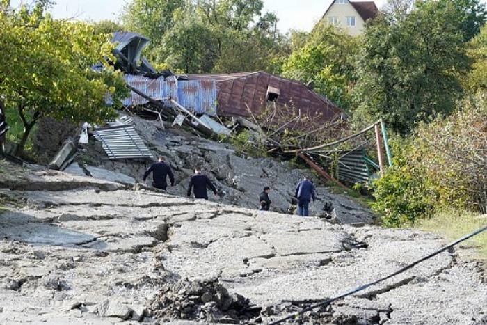 Из-за оползня в Сочи были повреждены более 20 домов и обрушено несколько участков дорог