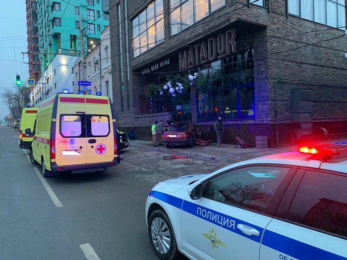 Легковой автомобиль врезался в стену ресторана в центре Ростова
