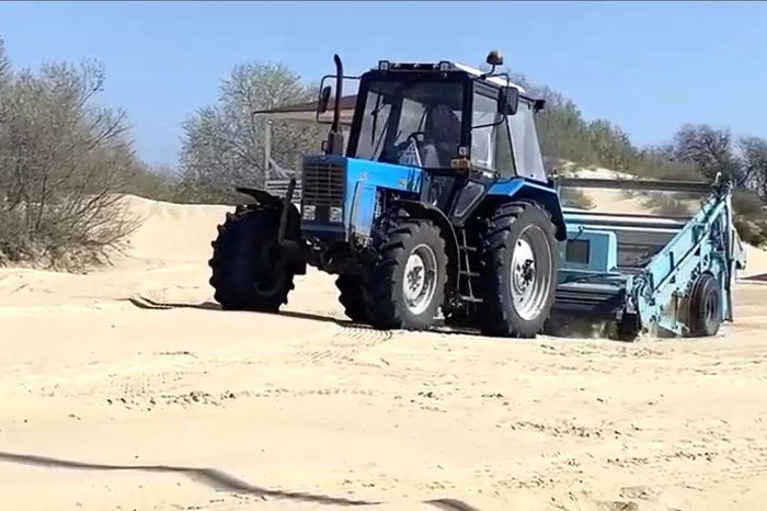 «Грохот» и огонь: как очищают от мазута песок Анапы