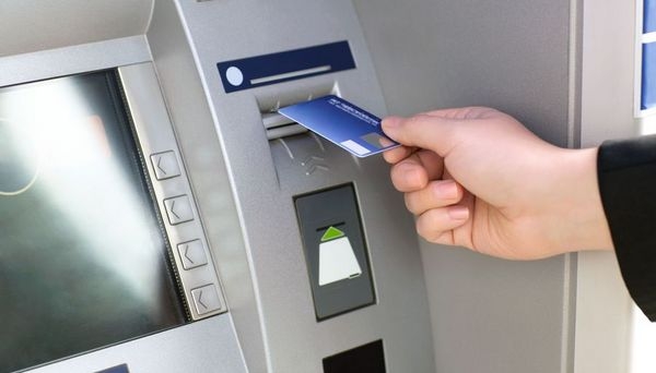 Первый российский банк начал принимать карты Visa и MasterCard в Крыму