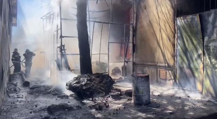 В промзоне столицы Кубани сгорел склад с легковоспламеняющимися жидкостями