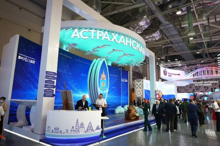 В центре экспозиции Астраханской области на выставке «Россия» расположился мультимедийный лотос