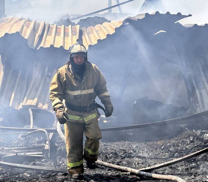 Под Ростовом на территории аксайского рынка полностью потушили пожар