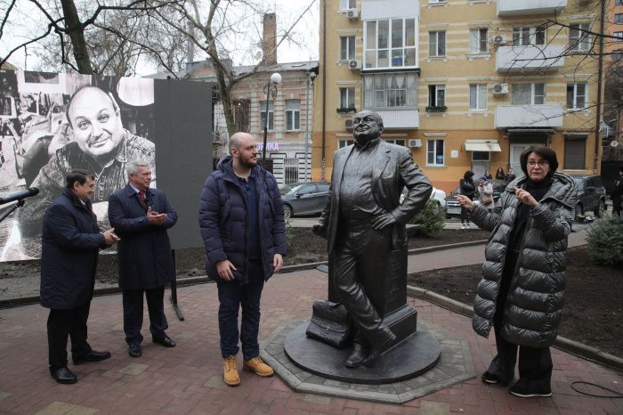 Памятник сатирику Михаилу Жванецкому открыли в Ростове-на-Дону