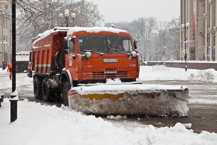 Более 300 снегоуборочных машин очищают дороги Кубани