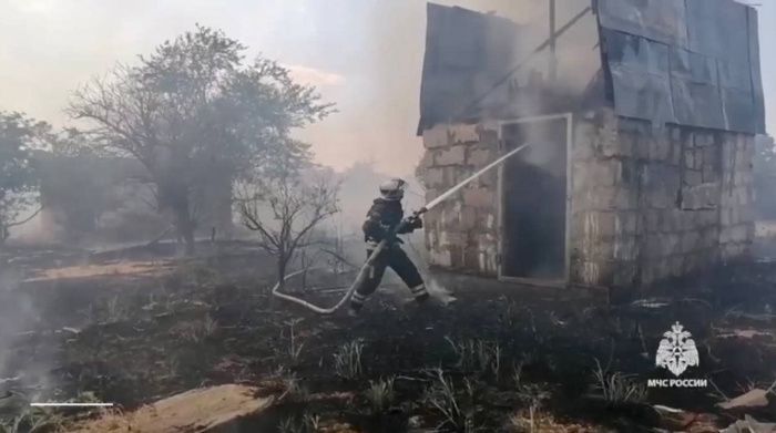 В Астрахани огнеборцы МЧС тушат крупный пожар в садовом товариществе