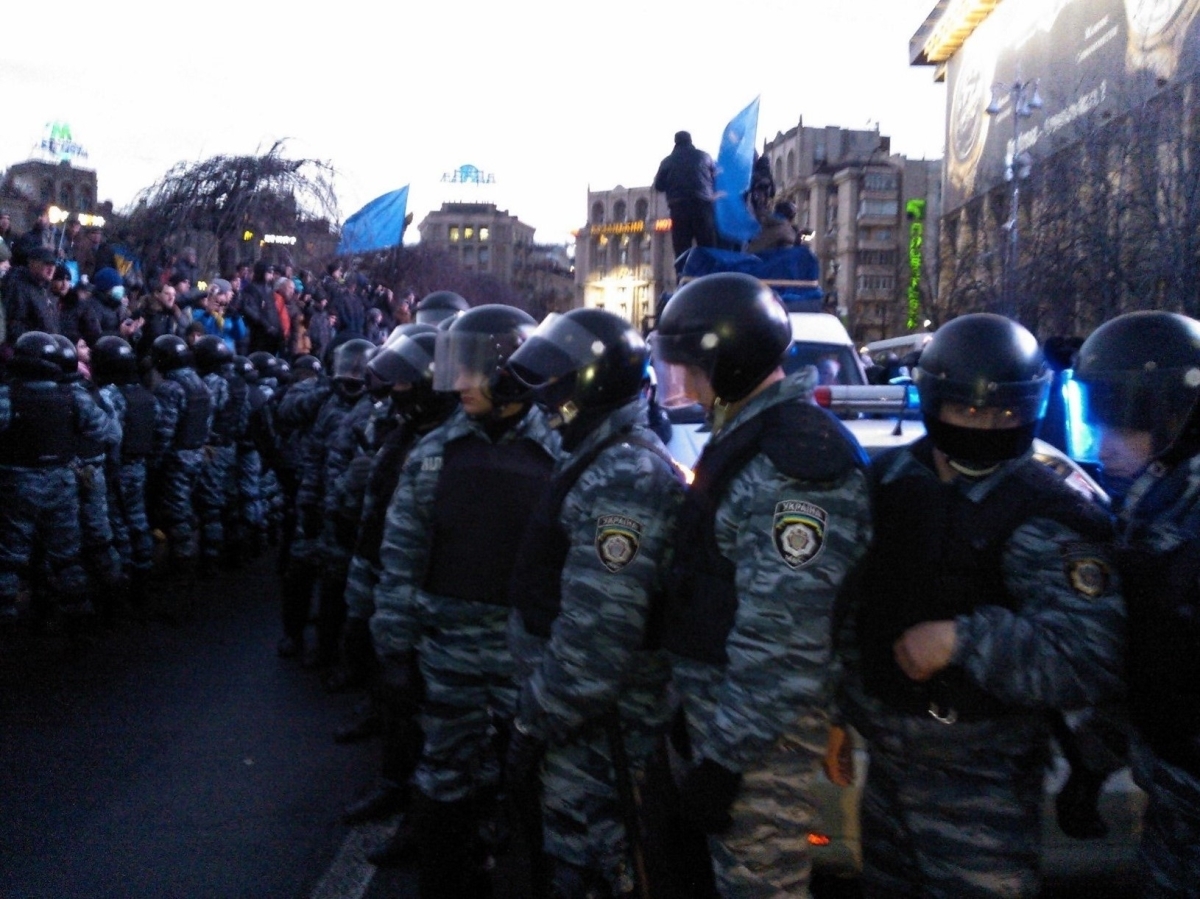 Львовский беркут на коленях. Беркут МВД Украины. Беркут спецназ Украины Майдан. Украина 2014 Беркут на коленях.