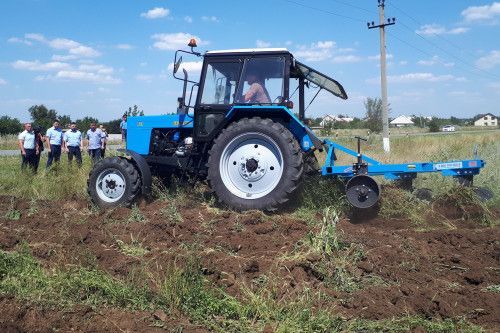 Села Ростовской области получили тракторы с противопожарным оборудованием