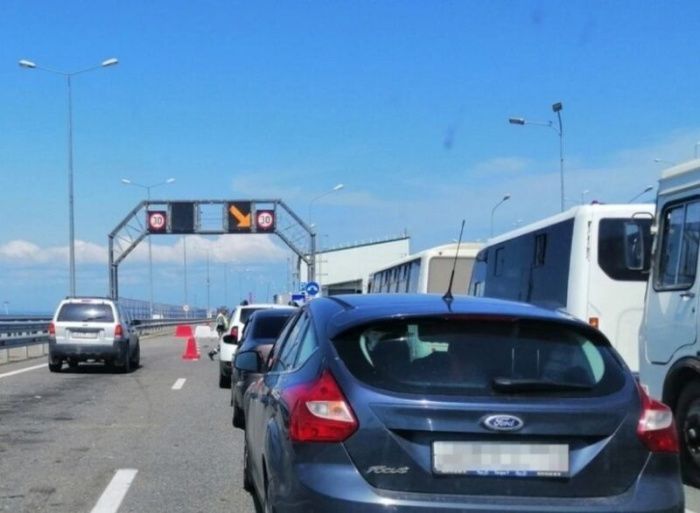Протяженность автомобильной пробки в районе Крымского моста достигла 13 км