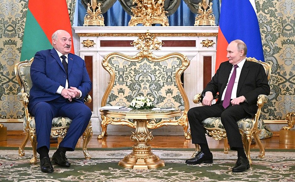 Александр Лукашенко поручил вырастить достаточно картофеля и для Белоруссии, и для России // Фото: Кремль Александр Лукашенко поручил вырастить достаточно картофеля и для Белоруссии, и для России // Фото: Кремль