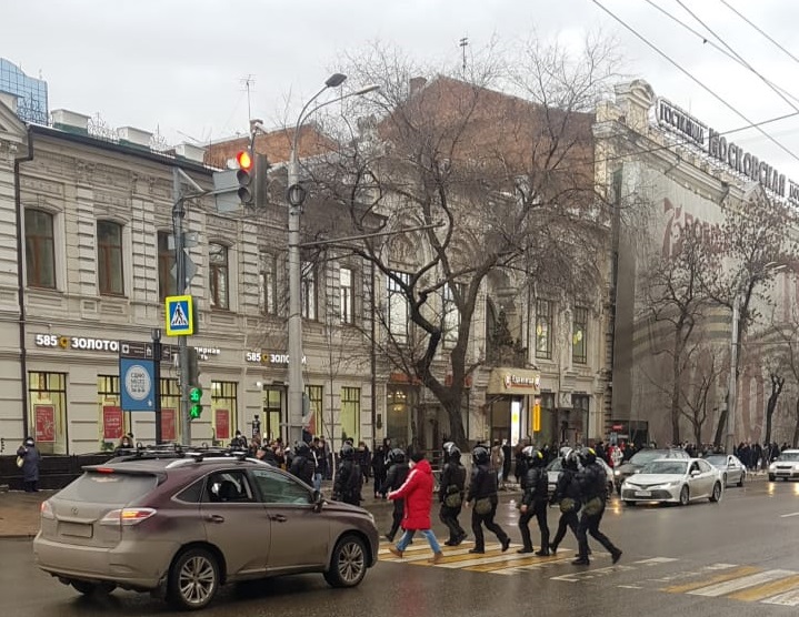 Полиция на шествии сторонников Навального 23 января сайт.jpg