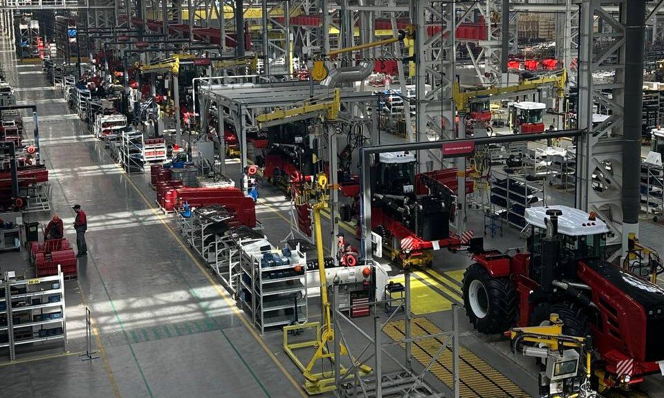 Продажи комбайнов за первую половину 2025 года просели на 59%. Экспорт российской пшеницы в июле-августе сократился более чем на 35% год к году. Правительство попыталось экстренно исправить ситуацию, впервые с 2021 года обнулив пошлину на экспорт пшеницы и запустив несколько программ господдержки, но этого недостаточно, считают эксперты. Для выхода из кризиса нужны системные решения и другой взгляд на развитие сельского хозяйства. Как накалялся кризис Симптомы кризиса на «Ростсельмаше» стали видны еще в прошлом году. После взрывного увеличения объемов производства в 2023 году (+40%) и запуска сразу трех новых предприятий, в 2024 году завод также стремительно снизил выпуск сельхозтехники на 30%. Жестче был только кризис 2010 года, когда отрасль находилась на грани выживания, заявил президент промышленного союза «Новое Содружество» (в него входит «Ростсельмаш») Константин Бабкин. Причин, по словам предпринимателя, несколько. Это высокая ключевая ставка, сокращение господдержки, пошлина на экспорт зерна, низкая рентабельность сельхозбизнеса и отсутствие у фермеров средств для инвестиций в обновление парка техники. На эту тему Рождение нового «Pостсельмаша»: производитель сельхозтехники открыл три завода В 2025 году кризис резко усилился. В апреле Бабкин сообщил, что предприятию пришлось сократить 2 тысячи человек. Новость вызвала большой резонанс. Власти региона поспешили успокоить, якобы завод сократил 2 тысячи вакансий, а не человек, но звучало это неубедительно. В мае завод перенёс единый ежегодный отпуск коллектива с августа/сентября на июнь. Площадки дилеров оказались заполнены непроданной техникой и накапливать дальше складские запасы стало просто невозможно, заявил Константин Бабкин. Фактически компания внепланово остановила производство на месяц. Вдобавок «Ростсельмаш» объявил о 100% сокращении долгосрочной инвестиционной программы на неопределённый срок. Речь идет о строительстве литейного завода и завода для гидростатических трансмиссий. В июне на завод нагрянула Прокуратура. В ведомстве заявили, что проводят проверку соблюдения прав работников, но детали не уточнили. По информации вице-спикера Госдумы Виктории Абрамченко, из-за текущей ситуации предприятие снижает заработную плату, отправляет сотрудников в вынужденные отпуска, переводит на менее оплачиваемые позиции, и эти меры вызывают недовольство среди работников. Парламентарий обратилась к премьер-министру России Михаилу Мишустину с просьбой взять на контроль ситуацию на предприятии и разработать комплекс мер по стабилизации его работы. С такой же инициативой выступил врио губернатора Дона Юрий Слюсарь. Он заявил, что «Ростсельмашу» нужны дополнительные меры, которые позволят выровнять ситуацию, при этом напомнил о действующей региональной программе стимулирования покупки донской сельхозтехники, она компенсирует аграриям пятую часть ее цены. Переход на трехдневку 1 июля «Ростсельмаш» восстановил работу, но не на полную мощность. Завод функционирует три дня в неделю вместо привычных пяти, рассказал «Эксперту Юг» Константин Бабкин. Ситуация остается сложной, однако кадровая политика компании сегодня направлена на работу, а не на сокращения, отмечает предприниматель: «Сейчас мы стремимся никого не сокращать, а работать. Инженерные службы заняты полную неделю, стараемся разрабатывать новые модели, технический центр работает, не сбавляя темпов. Производственные отделы задействованы не на полную мощность. Они работают три дня в неделю. Сколько это продлится непонятно. Пока перспектив для перехода на пятидневку я не вижу. Сейчас идет уборочный кампания, и мы должны активно производить комбайны, но этого не происходит. Оживление на рынке есть, но не существенное. Сложная ситуация сохраняется». В этом году «Росстельмаш» планирует произвести 2,5 тысячи комбайнов. Вероятнее всего это будет худший результат за последние 25 лет, говорит Константин Бабкин. Для сравнения, в 2024 году завод выпустил 3070 комбайнов, причем снижение было уже тогда. Сокращение спроса внутри страны частично замещается экспортом. В этом году завод существенно поддерживают поставки в Казахстан, которые составляют половину всего экспорта. В год «Ростсельмаш» продает туда около 400 комбайнов, отмечает предприниматель. «Нужны системные решения» Локальные меры ситуацию сильно не изменят. Для выхода из кризиса нужны системные решения, отмечает Константин Бабкин. «Этот кризис — исключительно вопрос государственной политики и господдержки, он не связан ни с мировой конъюнктурой, ни с санкциями, ни с ценами на нефть. Точечные меры ситуацию сильно не изменят. Нужен другой взгляд на развитие сельского хозяйства и машиностроения. Необходимо отменить пошлину на экспорт сельхозпродукции. Эта мера затрудняет экспорт, сокращает рынки сбыта, объем производства и соответственно инвестиции в АПК. Надо, наоборот, стимулировать крестьян инвестировать, больше производить и продавать. Пока не будет признано, что пошлины на экспорт продовольствия — вредный инструмент, пока политика ЦБ будет направлена только на борьбу с инфляцией, а банки будут душить экономику запредельно дорогими кредитами, кризис будет продолжаться. Центробанк должен делать все для того, чтобы деньги текли в инвестиции», — говорит предприниматель. Он подчеркивает, одним из факторов кризиса стало сокращение господдержки, в частности программы предоставления субсидий производителям сельхозтехники №1432. В 2025 году на нее выделили 10 млрд рублей, однако Минсельхоз договорился с Минпромторгом о перераспределении 4,5 млрд рублей в пользу программы льготного лизинга сельхозтехники. Ранее министр сельского хозяйства Оксана Лут называла программу №1432 неэффективной и непрозрачной. По словам министра, проблема в том, что производитель может поднять цены ровно на размер скидки, чтобы потом получить эту субсидию. В Ассоциации «Росспецмаш» на это возражают и говорят, что машиностроители могут увеличивать стоимость только на индекс цен производителей промышленной продукции (ИЦП), утверждаемый ежегодно Правительством России. В организации завили «Эксперту Юг», что не знают ни одной программы поддержки модернизации АПК в России, которая может показать такую эффективность. На эту тему Производители сельхозмашин могут забуксовать: в Минсельхозе предложили урезать «непрозрачные» субсидии Константин Бабкин многие годы выступает одним из главных лоббистов программы №1432 от отрасли машиностроения. «Программу сильно сократили и препарировали. Помимо уменьшения финансирования, уже больше года субсидии распределяются между предприятиями непропорционально их успехам или количеству проданной техники. Государство датирует те виды техники, которые производятся в меньшем объеме и на которые спрос ниже. Это сеет неопределенность и демотивирует предприятия. Как результат этого подхода мы видим кризис на рынке сельхозтехники», — считает предприниматель. Критикуя программу, министр сельского хозяйства, отметила и значительный рост цен на российское оборудование и привела в пример подорожание техники «Ростсельмаша». «Если в 2020 г. трактор «Ростсельмаша» в среднем стоил более 12 млн руб., а в 2023 г. уже 18 млн руб., то это не очень хорошо», — заявила министр. Отвечая на критику повышения цен, Константин Бабкин отметил, что стоимость действительно растет из-за повышения налогов, увеличения цен на металл и дорогих кредитов. «Иногда чиновники и депутаты, не разбираясь, бросаются заявлениями, что техника подорожала. Когда начинаешь уточнять, цены на какие модели вы сравниваете, за какой период, они уходят от дискуссии. Рост цен на нашу технику не опережает рост расходов. Никакого неоправданного повышения стоимости нет. Сейчас мы сохраняем цены на уровне 2024 года». Кризис в АПК потянул за собой промышленность Но главной причиной спада на «Ростсельмаше» стало все же состояние АПК. Сельское хозяйство на Дону в последние годы переживает серьезный кризис. Несмотря на рекордные показатели урожая, финансовое положение хозяйств остается плачевным, их долговая нагрузка растет. Рентабельность сельхозбизнеса в 2024 году сократилась до 10-11%. Причинами стали морозы и засуха, дорогие деньги, нестабильное ценообразование, таможенные пошлины, укрупнение агрохолдингов, ежегодный рост тарифов на полив, повышение цен на сельхозтехнику, кадровый дефицит и необходимость поднимать зарплату сотрудникам. Красноречивая иллюстрация состояния АПК – данные об объемах закупаемой сектором сельхозтехники за последние годы (см. График 1) – в 2024 году уровень закупок был вдвое ниже, чем годом ранее. Источник: Министерство сельского хозяйства Ростовской области При официальной инфляции 9,4% у аграриев не остается возможности инвестировать в производство. Выращивание и продажа главных донских культур, озимой пшеницы и подсолнечника, не приносят предпринимателям «никакого выхлопа», рассказывал директор по стратегическому развитию донской сельхозкомпании «Энергия» Владимир Бухтияров на февральском круглом столе «Эксперта Юг», посвященном проблемам растениеводства. «Сельское хозяйство никогда не было стабильным, но нынешний скачкообразный рост нас всех погубит. Мы и раньше говорили, что вслед за сельским хозяйством кризис потянет промышленность. И сейчас мы видим это на примере «Ростсельмаша», который за 2024 год сократил производство техники на 30%. Что будет со мной, если мой оборот сократится на 30%? Крах. Чтобы купить комбайн мне сегодня нужно продать 2,5 тысячи тонн зерна. Чтобы купить опрыскиватели — еще 2 тысячи тонн зерна. На сегодняшний день при балансе нашего предприятии 2,5 млрд рублей долговая нагрузка составляет 1,5 млрд рублей. Все льготные кредиты поднялись с 5% до 10%, потребительские кредиты — с 12% до 25%», — поделился Владимир Бухтияров. Пострадала вся цепочка поставщиков завода Просадка такого крупного игрока, как Ростсельмаш, сказывается и на его поставщиках. Завод обеспечивают запчастями и материалами около 30% промпредприятий Дона, говорит директор ООО «РостАгроСервис» Олег Ной. Его компания поставляет РСМ системы точного земледелия для сельхозтеники. «Заказы от РСМ начали сокращаться два года назад. За это время они уменьшились втрое, примерно на 60-70%. Поскольку заказы РСМ составляли значительную часть нашего производства, полтора года назад мы были вынуждены снизить объёмы выпуска и сократить часть сотрудников. Для нас это был существенный удар. Мы работаем еще с несколькими отечественными производителями сельхозтехники, но у них продажи тоже стоят на месте». Компании пришлось пересмотреть стратегию продаж и подходы к торговле. Предприятие сделало упор на экспорт и смогло переориентироваться на других игроков рынка, рассказывает Олег Ной: «Поставщикам сейчас приходится полностью перестраивать свои процессы. В сельском хозяйстве все совсем невесело, но мы уже привыкли к кризисам и за 30 лет научились быстро перестраиваться. Нашли новых клиентов и смогли стабилизировать ситуацию. Сейчас мы продаем продукцию в Беларусь и Казахстан. В Беларусь, например, очень хорошо продукция пошла. Кроме того, мы расширили свою сервисную службу, усилили взаимодействие с дилерами, которые продают технику напрямую конечным покупателям». Спад у всей отрасли и мер недостаточно Спад наблюдается не только у «Ростсельмаша». О существенном снижении спроса на сельскохозяйственную технику заявлял и другой гигант рынка — Петербургский тракторный завод (входит в ГК «Кировский завод»). Там ожидают сокращение объемов выпуска сельскохозяйственных энергонасыщенных тракторов на 20-25% в 2025 году, что немного лучше общерыночных тенденций, отмечал генеральный директор ГК «Кировский завод» Сергей Серебряков. По данным Ассоциации «Росспецмаш», отгрузки сельхозтехники на внутренний рынок в первой половине 2025 года сократились на 32% по сравнению с аналогичным периодом прошлого года. Сильнее всего просели продажи зерноуборочных комбайнов, производством которых известен «Ростсельмаш». Они упали на 59%. За полгода российские производители реализовали всего 842 комбайна. Склады дилеров заполнены непроданной техникой // Фото: Telegram-канал Константина БабкинаСклады дилеров заполнены непроданной техникой // Фото: Telegram-канал Константина Бабкина