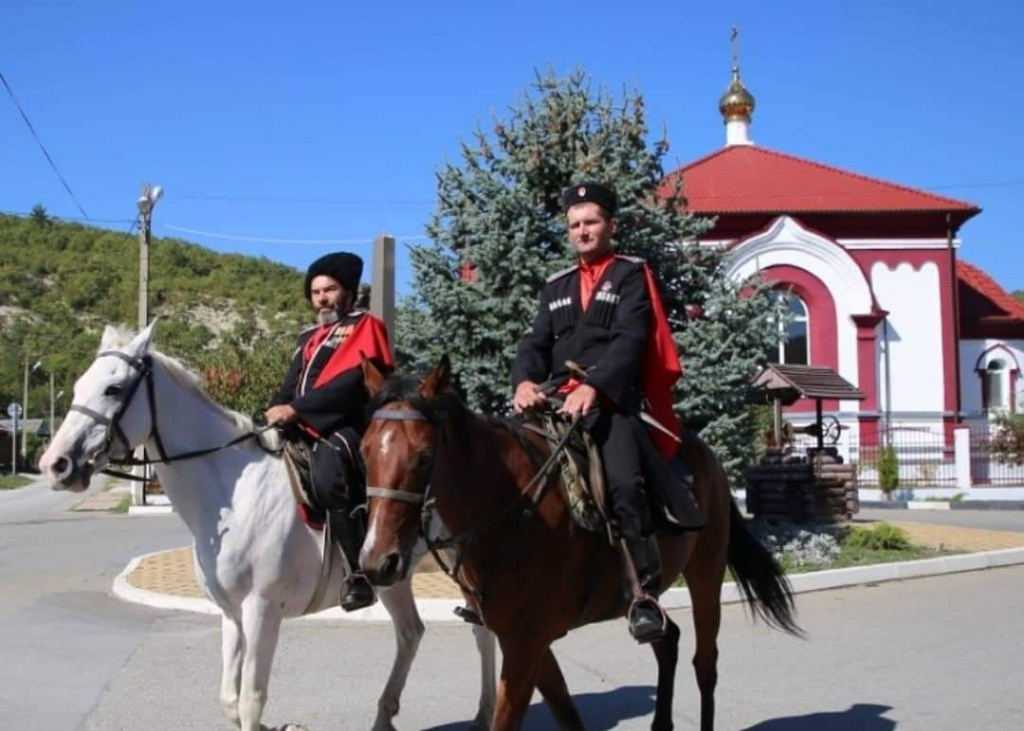 Представители кубанского казачества Сергей Агафангелос и Шалва Аджиев приехали на выборы верхом на лошадях. Фото: администрация Геленджика