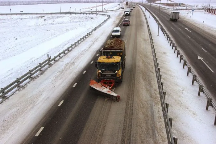Зима пришла внезапно: в Волгоградской и Ростовской областях устраняют последствия снегопада
