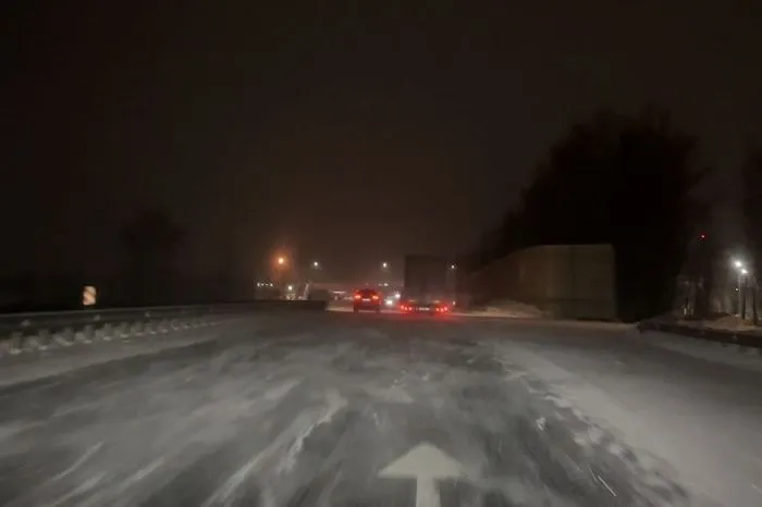 Из-за снегопада перекрыли движение на М-4 «Дон» в Ростовской области