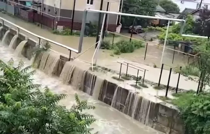 Вода в реке Лоо поднялась и подтопила улицы Сочи