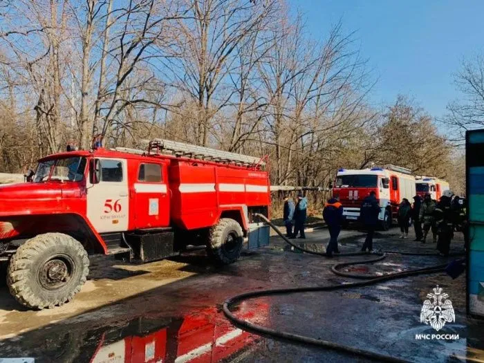 В Краснодаре 85 спасателей тушат пожар в мебельном цехе В Краснодаре 85 спасателей тушат пожар в мебельном цехе