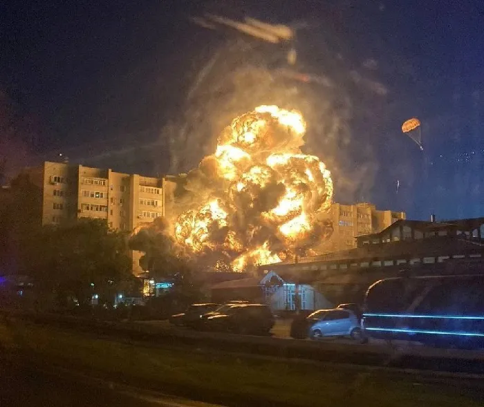 Бомбардировщик СУ-34 упал на жилой дом в Ейске