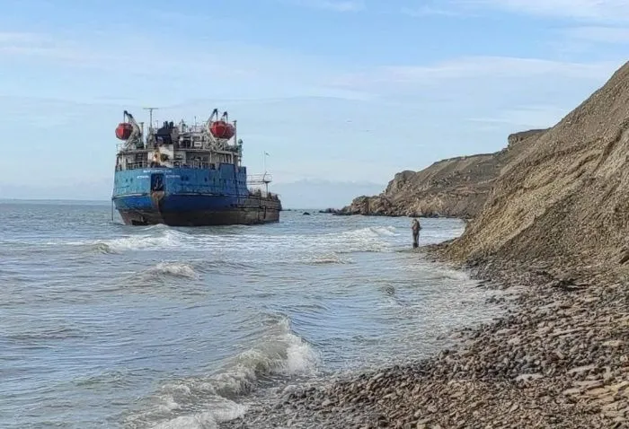 На Черном море танкер с мазутом на мели огородили бонами, пляжи - защитными рвами