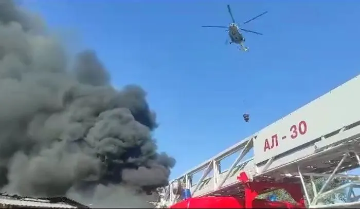 Тушить крупный пожар на рынке под Ростовом направили вертолёт и пожарный поезд