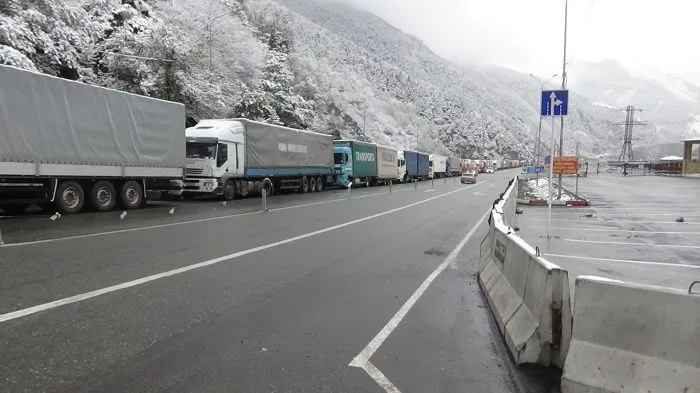 В Северной Осетии 3 тыс. автомобилей застряли в очереди на проезд через границу