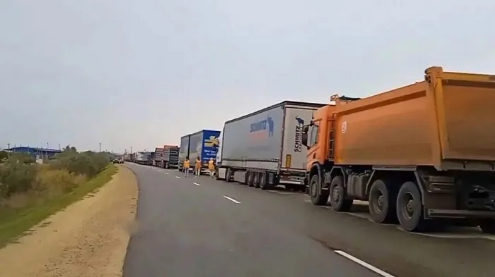 В районе Керченской паромной переправы образовалась очередь из 700 грузовиков