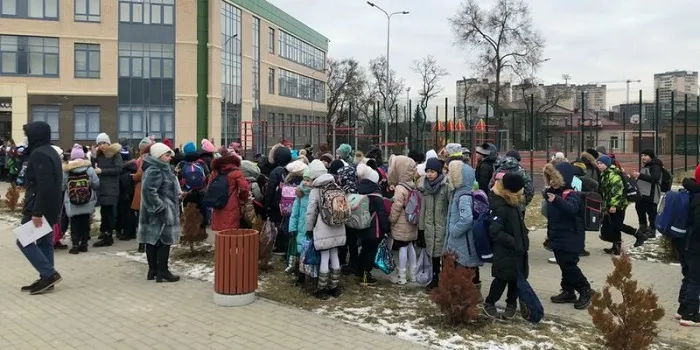 Десятки школ в Ростове-на-Дону 17 января получили сообщения о минировании зданий