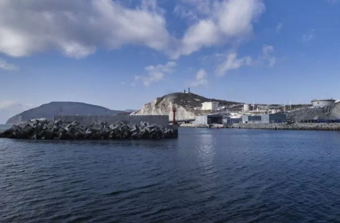 В результате утечки в порту Новороссийска в Черное море могло попасть до 5 тонн нефти В результате утечки в порту Новороссийска в Черное море могло попасть до 5 тонн нефти