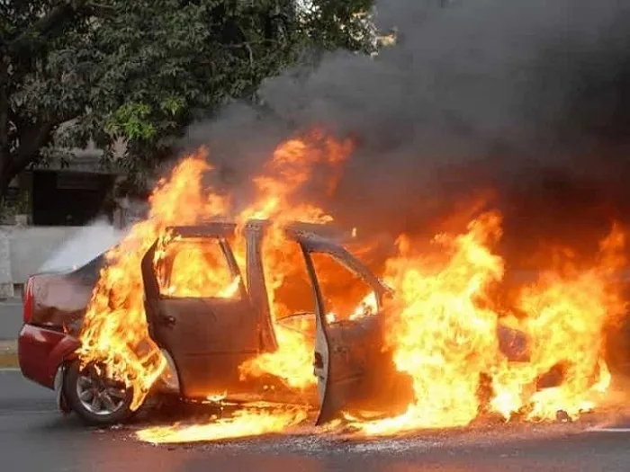 Ростовчане сожгли автомобиль полицейского с символикой в поддержку спецоперации