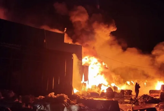 В Ростове рядом с рынком «Атлант» произошел крупный пожар