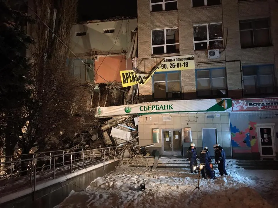 Ростовские спасатели приступили к обследованию рухнувшего здания в Новочеркасске