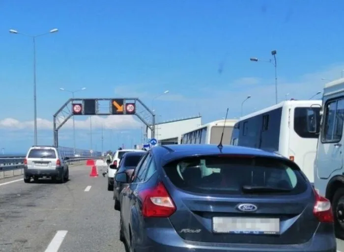 В районе Крымского моста образовалась пятикилометровая автомобильная очередь со стороны Кубани