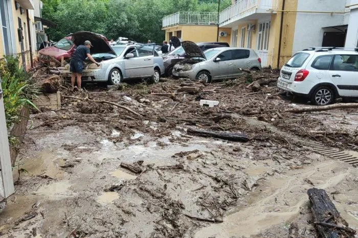 В Туапсинском районе Кубани речные потоки снесли пешеходный мост