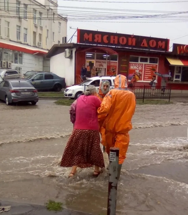 В Ростове дорожные и экстренные службы ликвидируют последствия подтопления