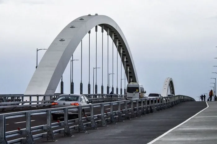 Движение по всем полосам нового Яблоновского моста в Краснодаре открыли на год раньше