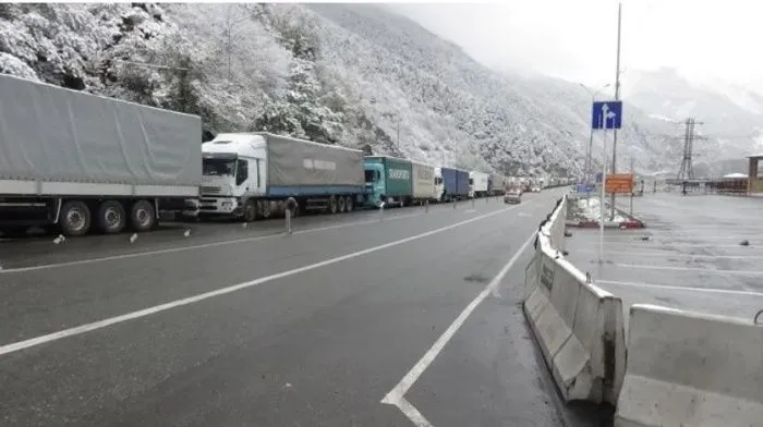 Порядка 2 тыс. грузовиков ожидают в очереди на границе России с Грузией