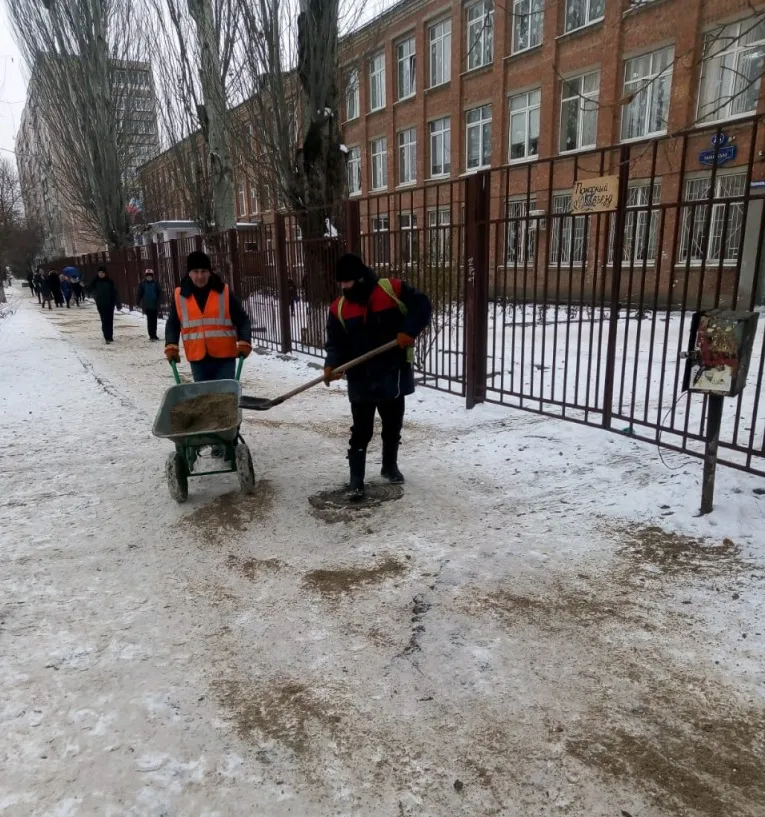 Коммунальщиков Ростова перевели на усиленный режим работы из-за гололеда 