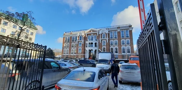Строительная компания вместо городской парковки построила себе роскошный офис в центре Ростова