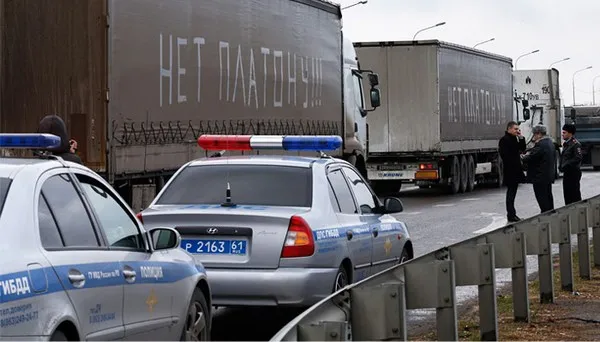 Налоговый бунт: почему дальнобойщики не хотят считаться с новым сборами? Налоговый бунт: почему дальнобойщики не хотят считаться с новым сборами?
