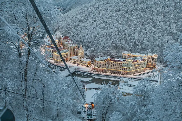 В Сочи из-за снегопада приостановлена работа части туристических маршрутов