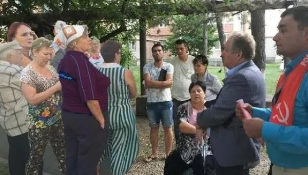 В Краснодаре депутат КПРФ «размножил» людей на фотоотчете встречи с избирателями В Краснодаре депутат КПРФ «размножил» людей на фотоотчете встречи с избирателями