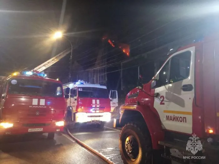 Ночью в Майкопе на площади 400 кв. метров загорелось офисное здание
