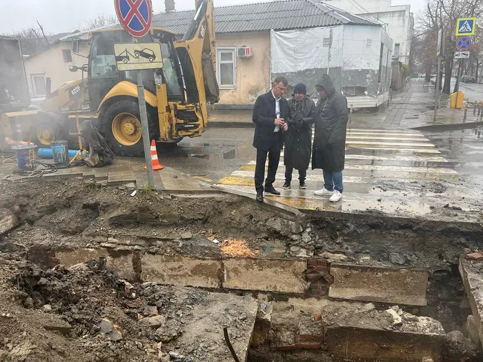 На месте аварии на теплосетях в центре Краснодара сегодня завершат сварочные работы