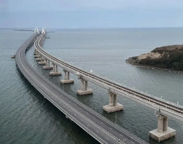 Движение большегрузов по Крымскому мосту планируется запустить в марте 2023 года