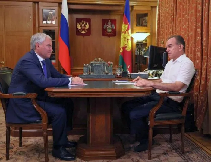 Вениамин Кондратьев попросил расширить полномочия регионов в вопросе привлечения трудовых мигрантов Вениамин Кондратьев попросил расширить полномочия регионов в вопросе привлечения трудовых мигрантов