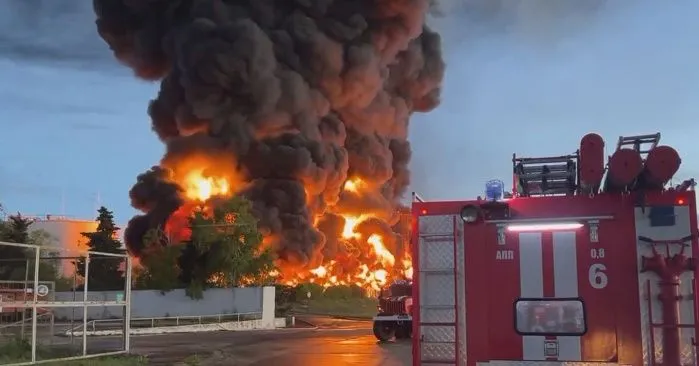 В Севастополе после удара беспилотника загорелся топливный резервуар на нефтебазе