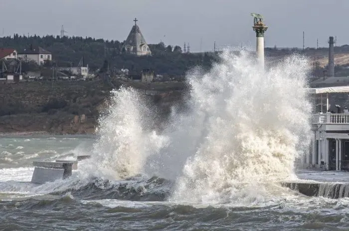 Осколки ракет повредили морской и пассажирский транспорт в Севастополе