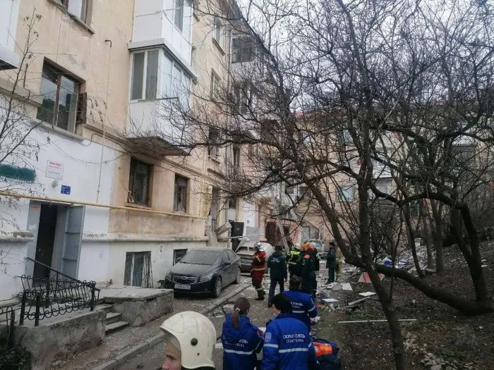 В Севастополе эвакуируют жильцов обрушившегося при взрыве дома