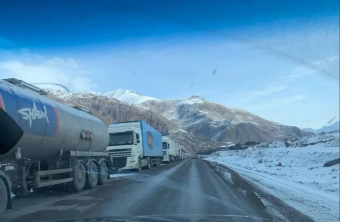 В Северной Осетии больше четырех сотен грузовиков стоят у границы России с Грузией